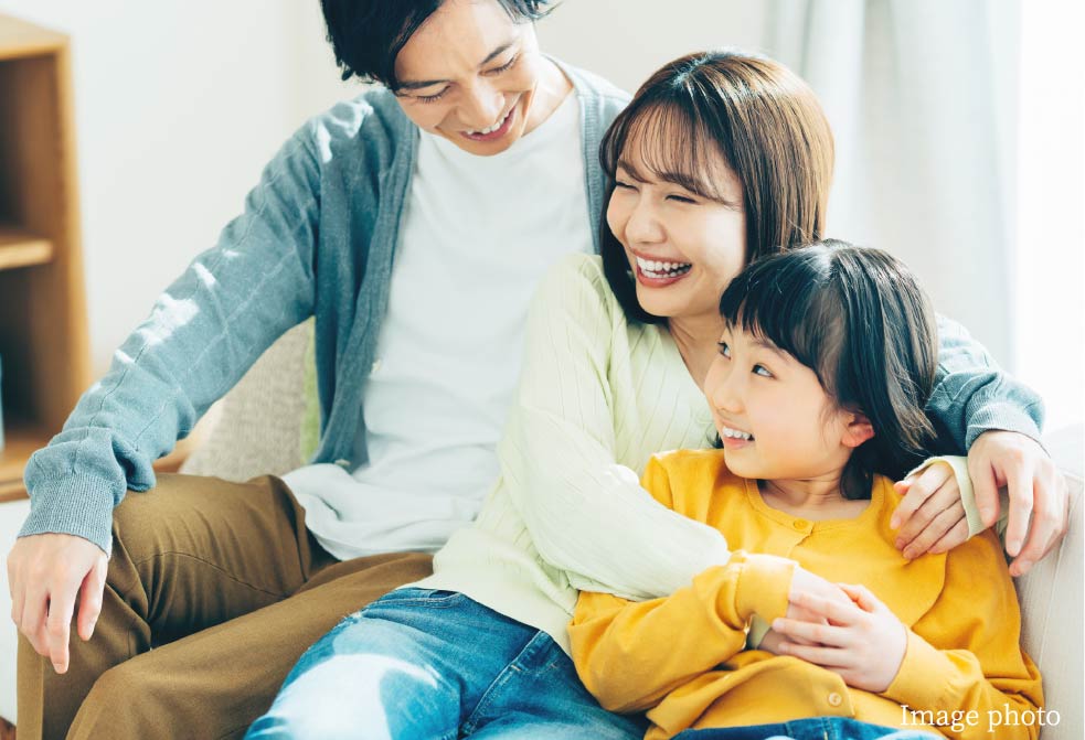 家族がソファでくつろぐ様子 Image photo
