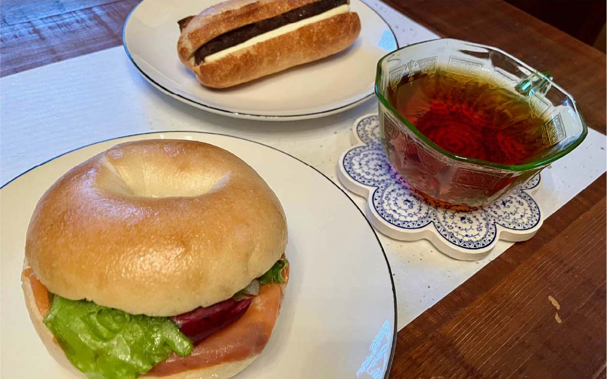 BREAD&COFFEE MORMORS 店内