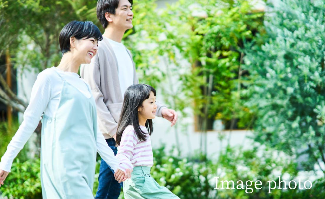 緑の中を歩く家族